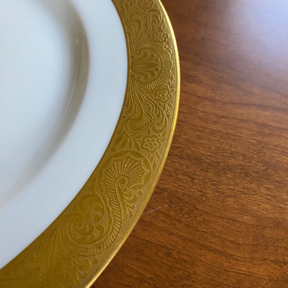 Six (6) fine white bone china plates (chargers) with 22K gold banding - Picture 2 of 13